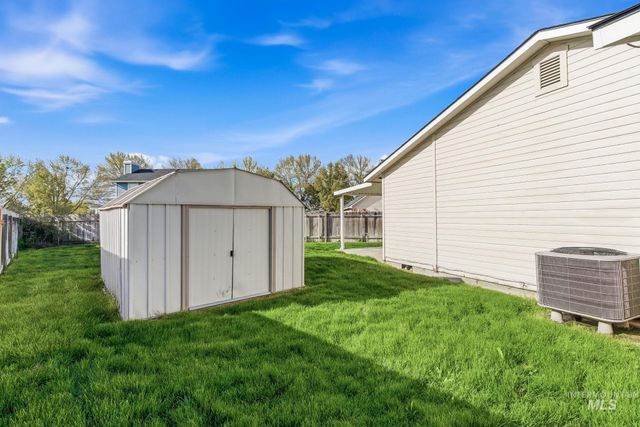 718 W Redwood Ln, Nampa, ID 83651