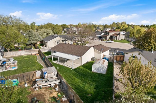 718 W Redwood Ln, Nampa, ID 83651