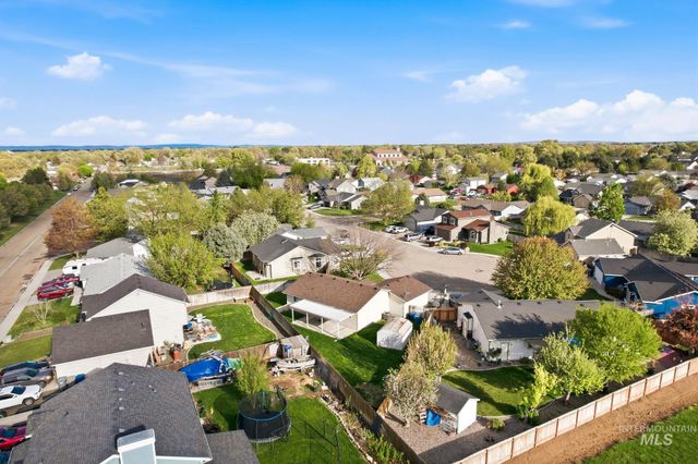 718 W Redwood Ln, Nampa, ID 83651
