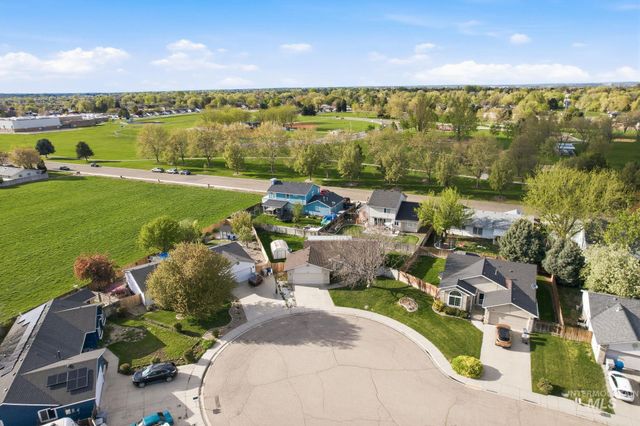 718 W Redwood Ln, Nampa, ID 83651