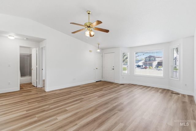 718 W Redwood Ln, Nampa, ID 83651