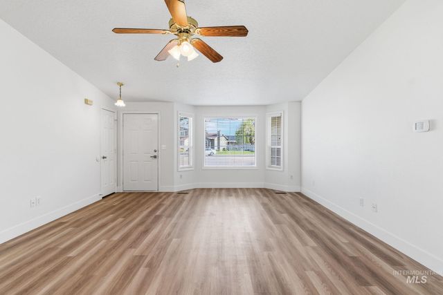 718 W Redwood Ln, Nampa, ID 83651