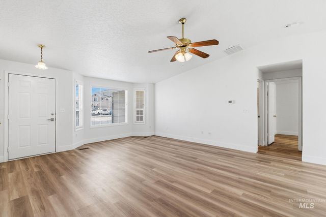 718 W Redwood Ln, Nampa, ID 83651