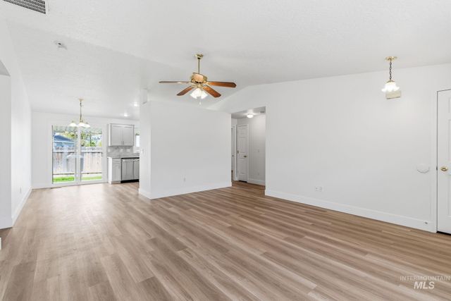 718 W Redwood Ln, Nampa, ID 83651