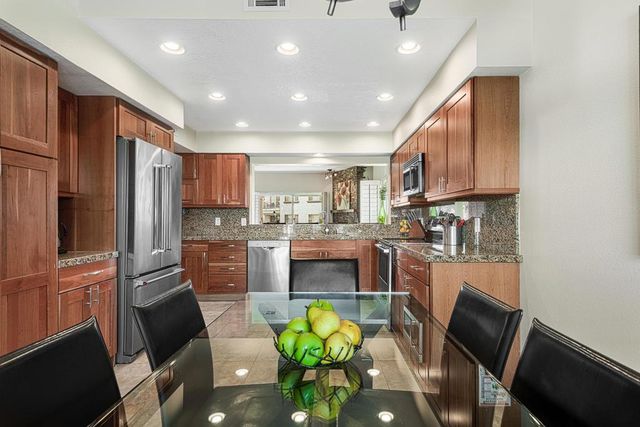 618 Vista Lago Circle N, Palm Desert, CA 92211