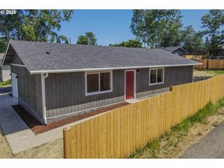 200 Se DARRELL Ave, Winston, OR 97496