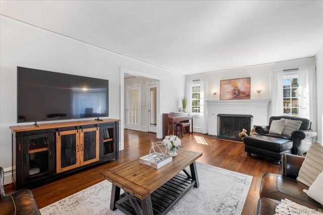 9 Lockwood Road, Scarsdale, NY 10583