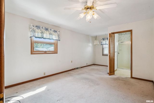 1705 ELMWOOD Drive, Bettendorf, IA 52722