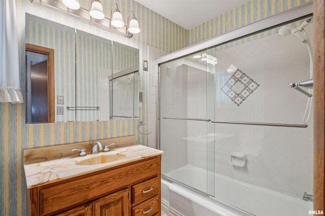 1705 ELMWOOD Drive, Bettendorf, IA 52722