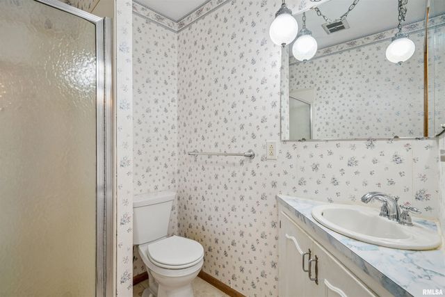 1705 ELMWOOD Drive, Bettendorf, IA 52722