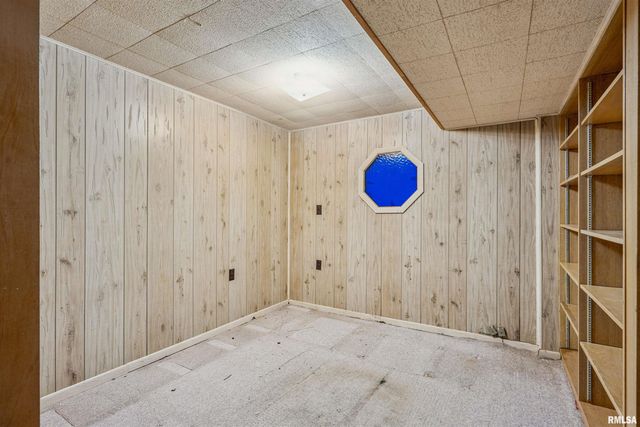 1705 ELMWOOD Drive, Bettendorf, IA 52722