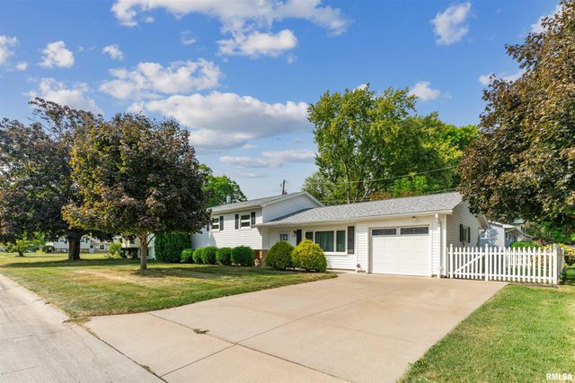 1705 ELMWOOD Drive, Bettendorf, IA 52722