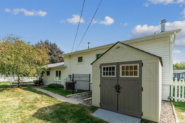 1705 ELMWOOD Drive, Bettendorf, IA 52722