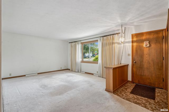 1705 ELMWOOD Drive, Bettendorf, IA 52722