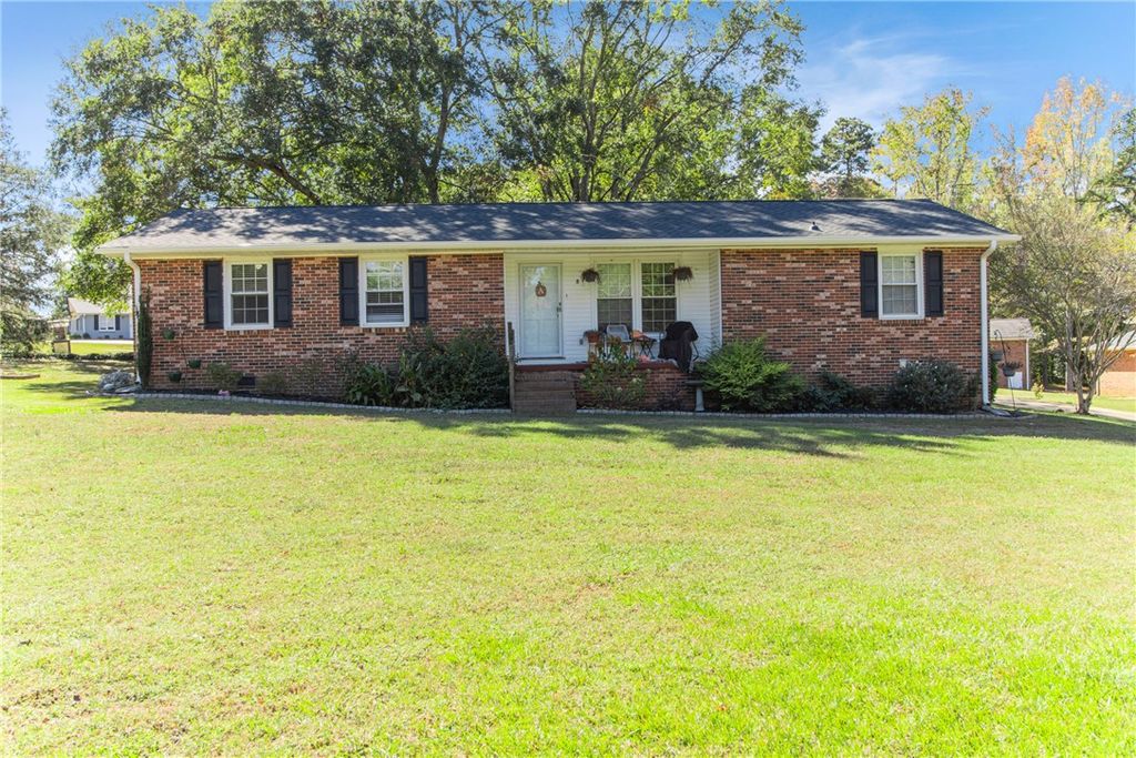8 Pinecrest Drive, Williamston, SC 29697