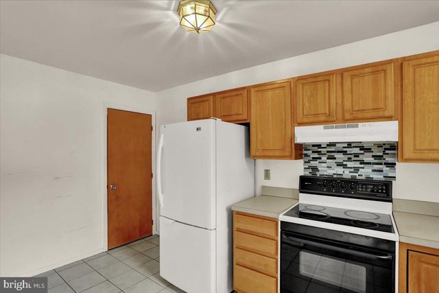 8 SHEFFIELD CT, Reading, PA 19601