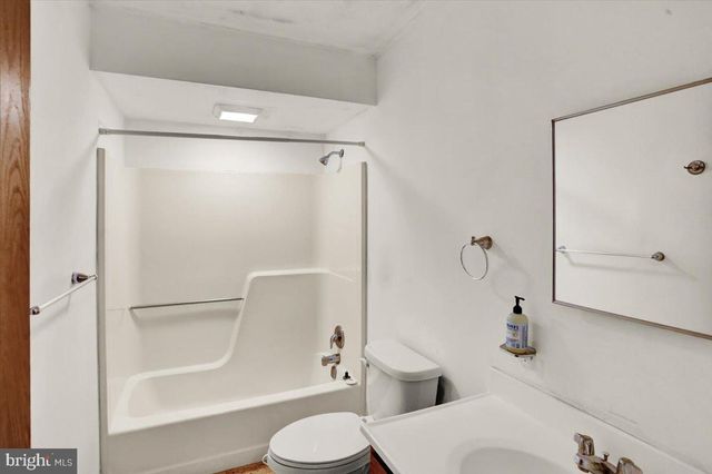 8 SHEFFIELD CT, Reading, PA 19601
