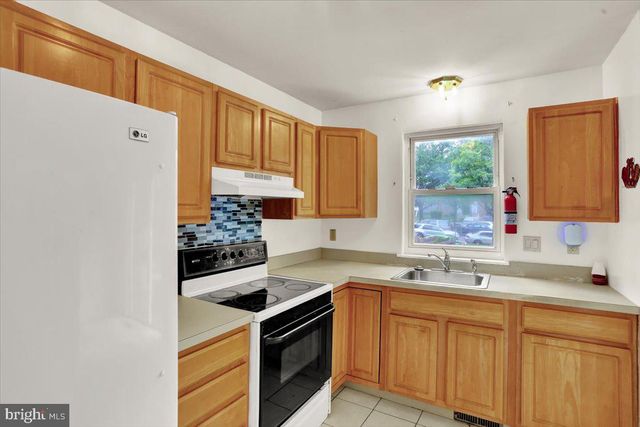 8 SHEFFIELD CT, Reading, PA 19601