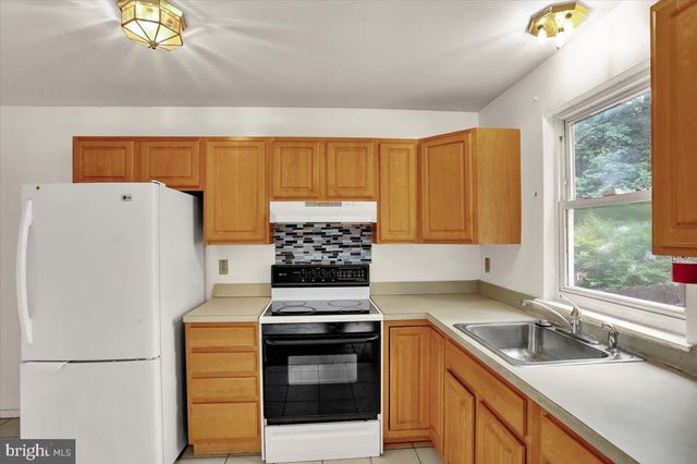 8 SHEFFIELD CT, Reading, PA 19601