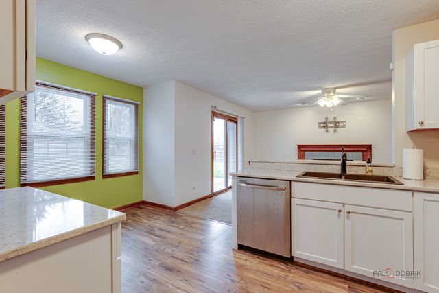 1090 Hawthorne Avenue, Gurnee, IL 60031