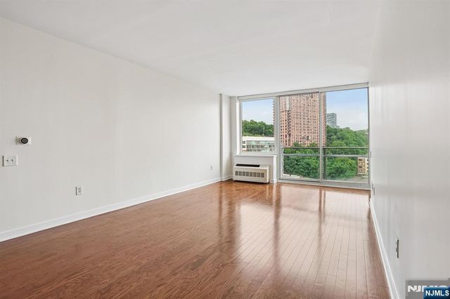 1215 Hudson Park, Edgewater, NJ 07020