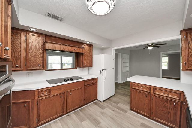 1026 16th Avenue N, Texas City, TX 77590