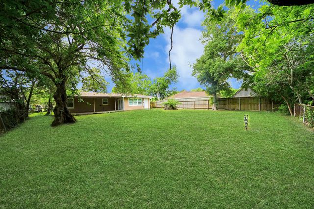 1026 16th Avenue N, Texas City, TX 77590