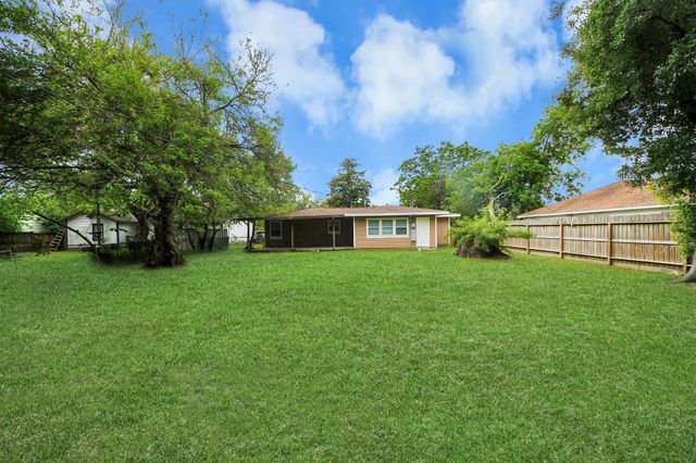 1026 16th Avenue N, Texas City, TX 77590