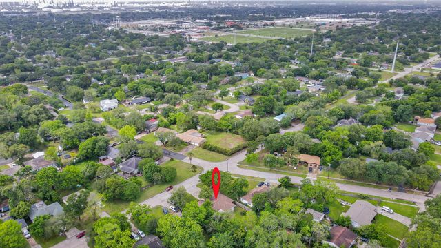 1026 16th Avenue N, Texas City, TX 77590