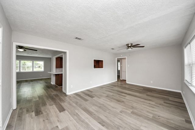 1026 16th Avenue N, Texas City, TX 77590