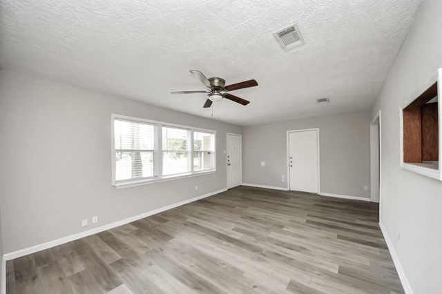 1026 16th Avenue N, Texas City, TX 77590