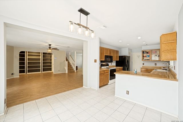 9818 KENBRIDGE DR, San Antonio, TX 78250