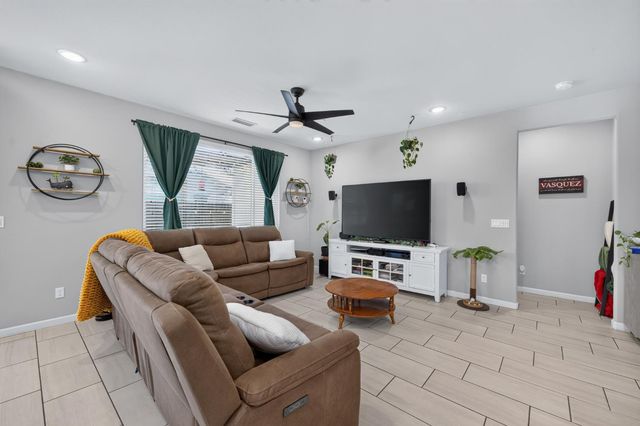 4113 Sussex Avenue, Clovis, CA 93619