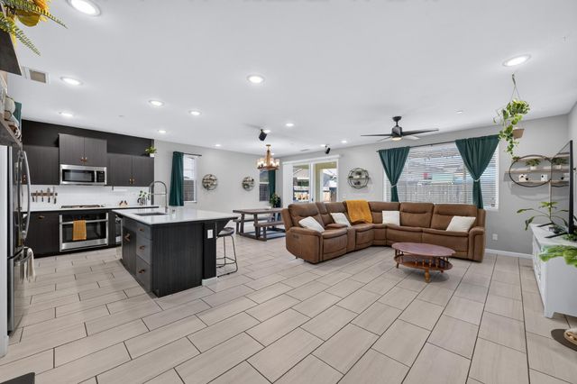 4113 Sussex Avenue, Clovis, CA 93619