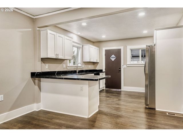 5715 N HOUGHTON St, Portland, OR 97203