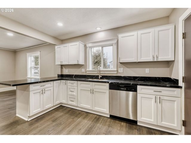 5715 N HOUGHTON St, Portland, OR 97203