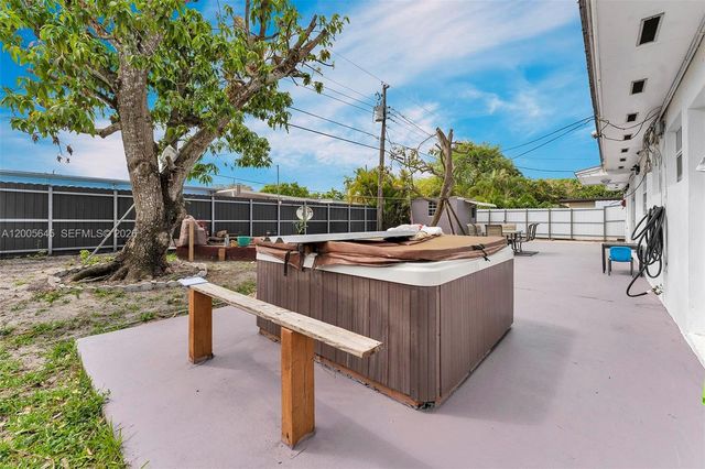 9750 SW 74th St, Miami, FL 33173