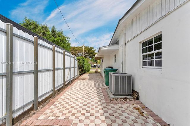 9750 SW 74th St, Miami, FL 33173