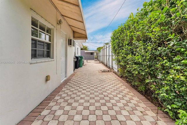 9750 SW 74th St, Miami, FL 33173