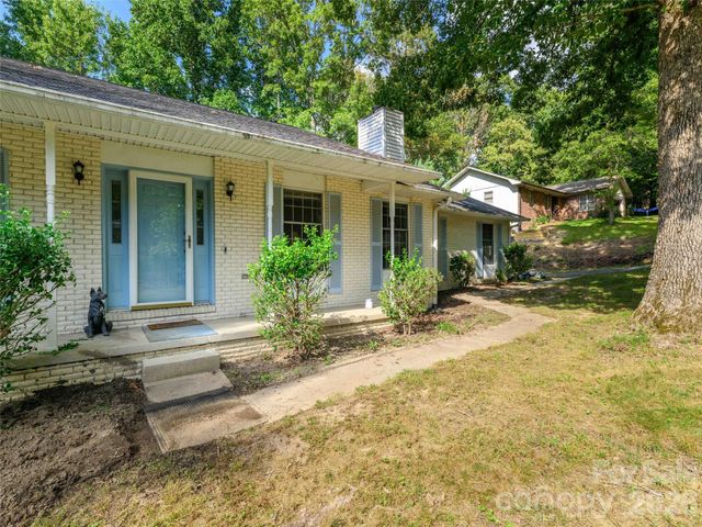 209 Trappers Trail, Hendersonville, NC 28739
