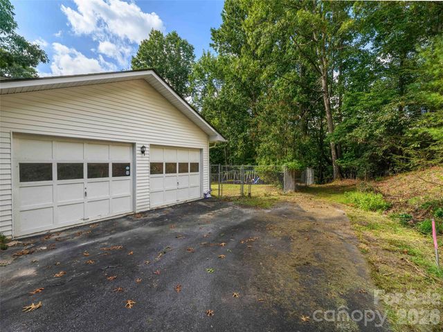 209 Trappers Trail, Hendersonville, NC 28739
