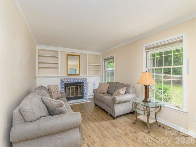 209 Trappers Trail, Hendersonville, NC 28739