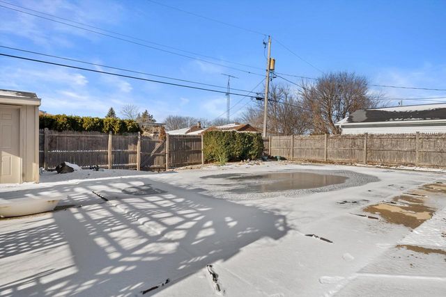 2138 25th AVENUE, Kenosha, WI 53140