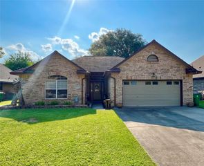 2837 N Remington Drive, Angleton, TX 77515