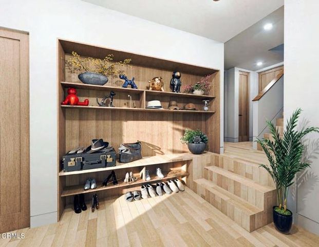 1070 N Oban Dr, Los Angeles, CA 90065