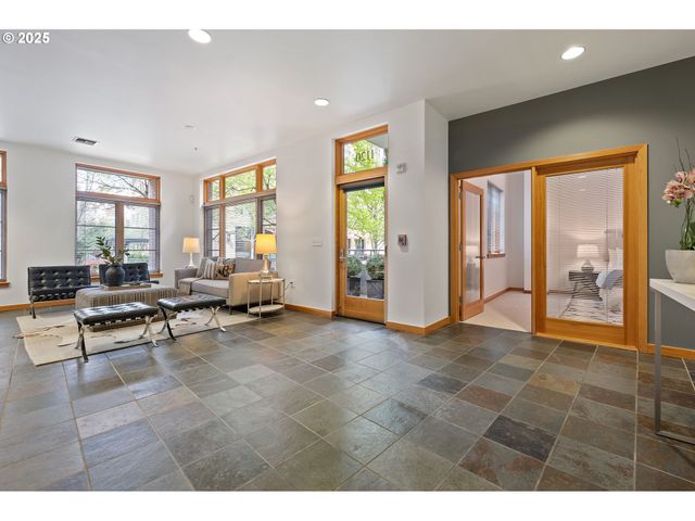 1120 Nw Northrup St 102, Portland, OR 97209