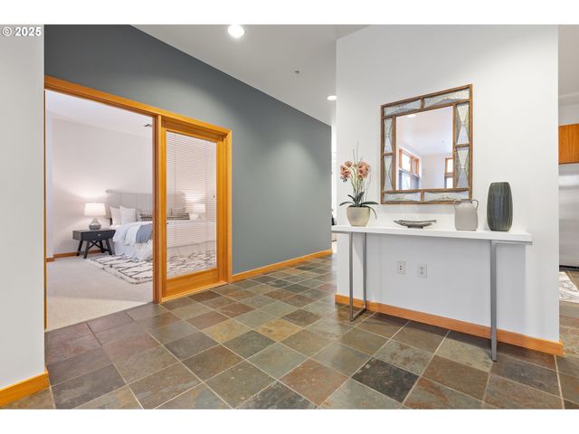 1120 Nw Northrup St 102, Portland, OR 97209