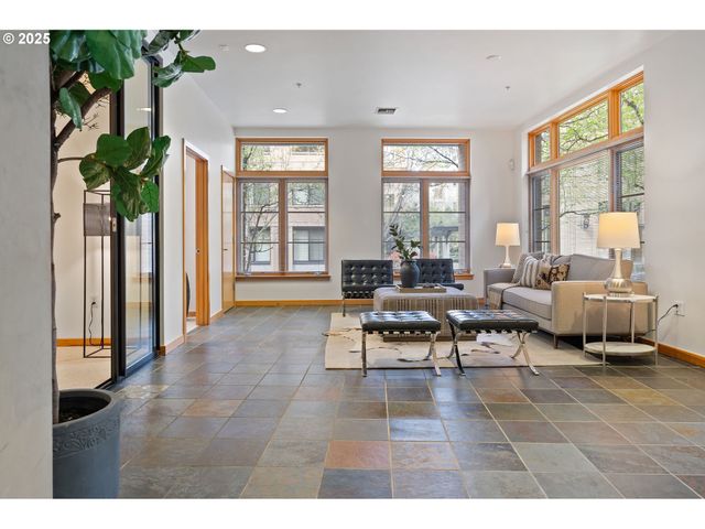 1120 Nw Northrup St 102, Portland, OR 97209
