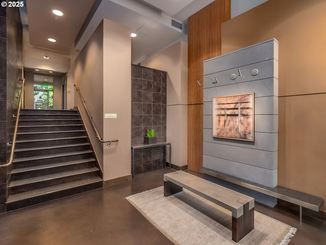 1120 Nw Northrup St 102, Portland, OR 97209