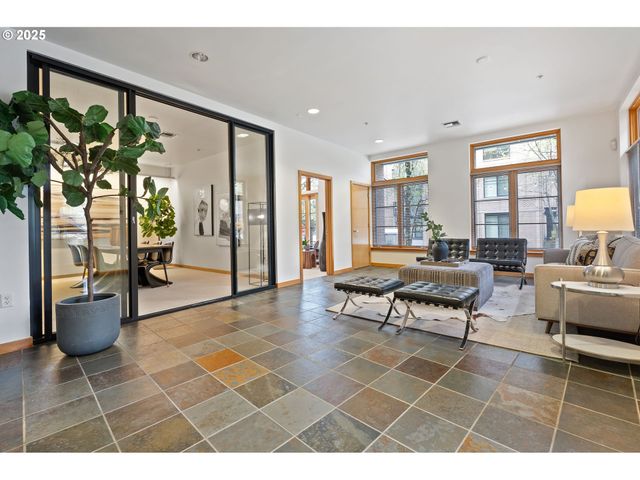 1120 Nw Northrup St 102, Portland, OR 97209